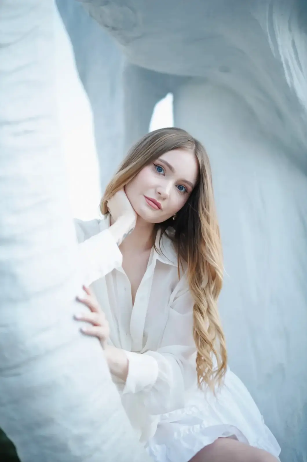 women wearing blonde bronde ash long wig