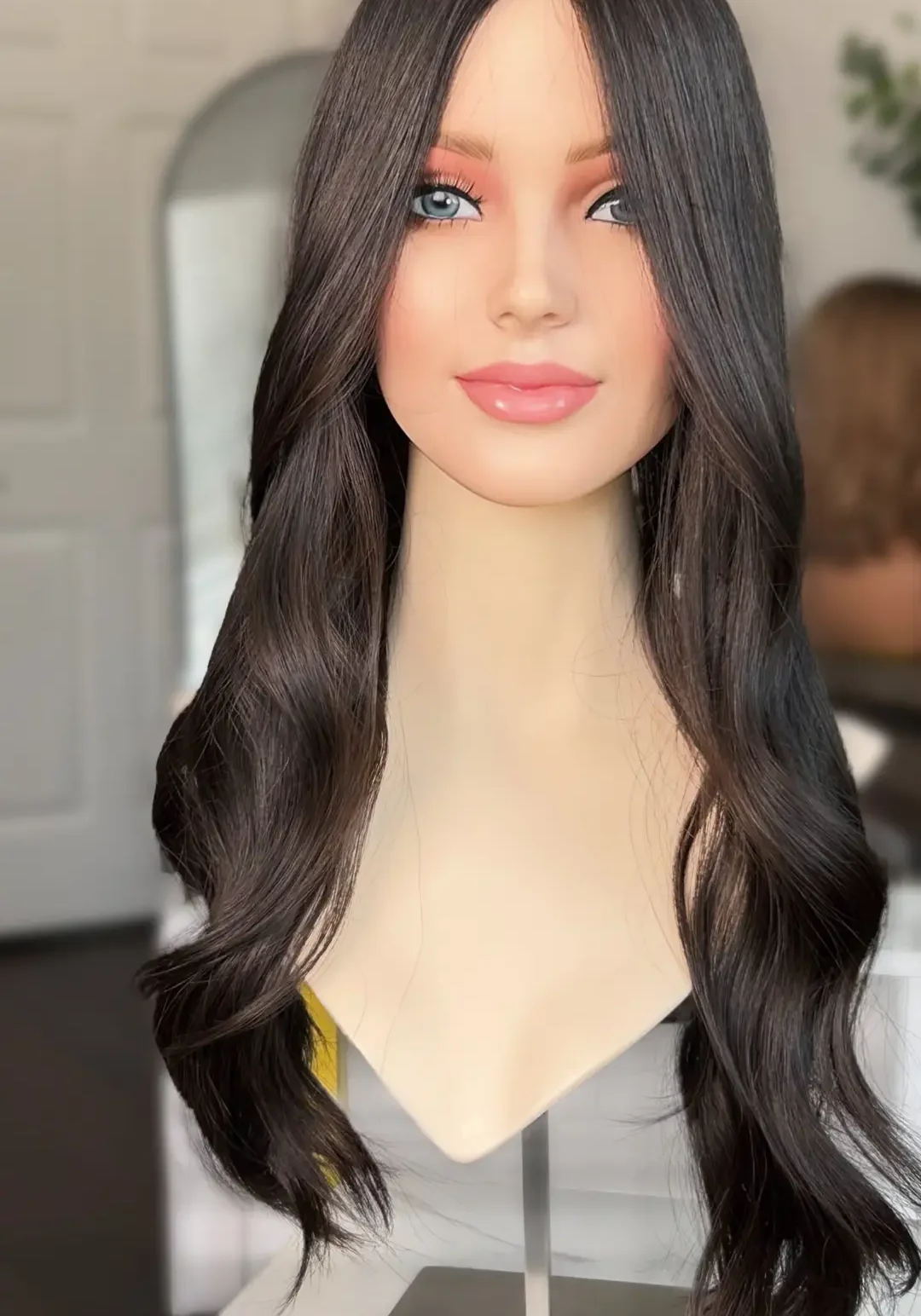 Woman wearing a stylish blonde wig.